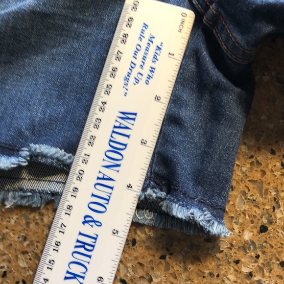 Levi’s Jean shorts - Picture 6 of 6